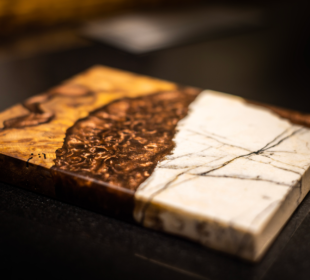 Plateau en bois et pierre