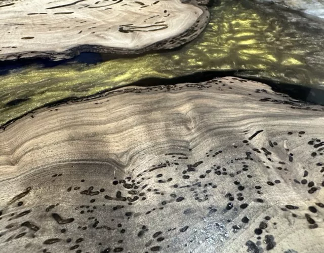 Détail sur les pigments gris anthracite et or, recouvert de résine époxy cristalline