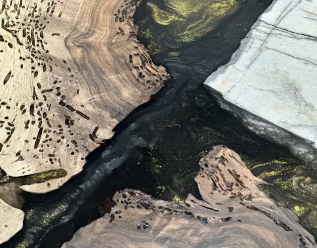 Détail sur les pigments gris anthracite et or, recouvert de résine époxy cristalline