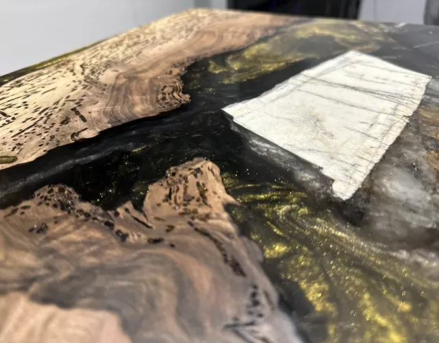 Détail sur les pigments gris anthracite et or, recouvert de résine époxy cristalline