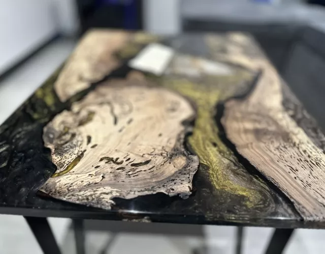 Détail sur les pigments gris anthracite et or, recouvert de résine époxy cristalline