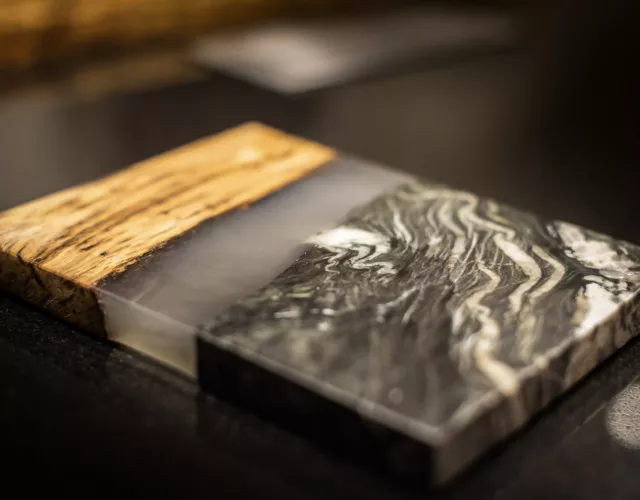 Notre gamme « élégance » l’association de granit, de bois les plus nobles et résine époxy